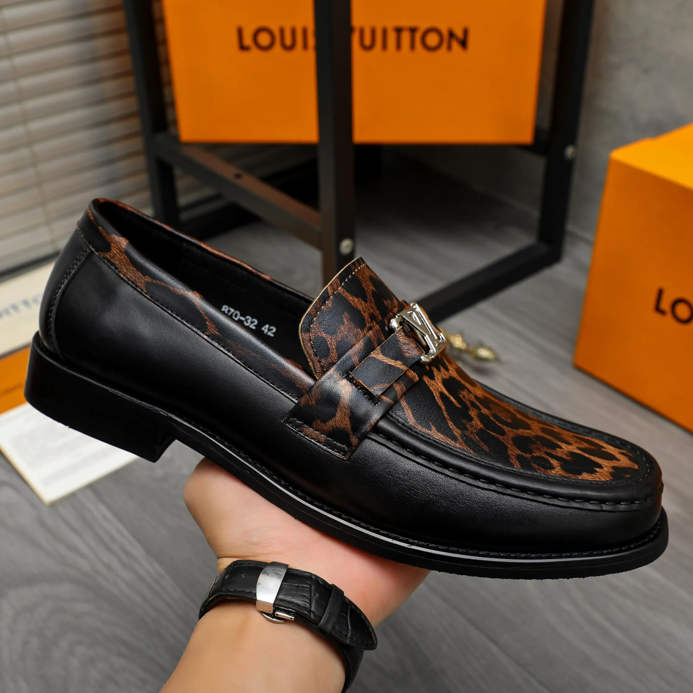 Men's shoes 💰p460 Product trademark: LV "Louis Vuitton" business slip-on leather shoes Regular size: 39-45 (45 is custom-made and non-returnable) Product materials: Selected leopard print cowhide stitching upper, cowhide lining, original rubber outsole